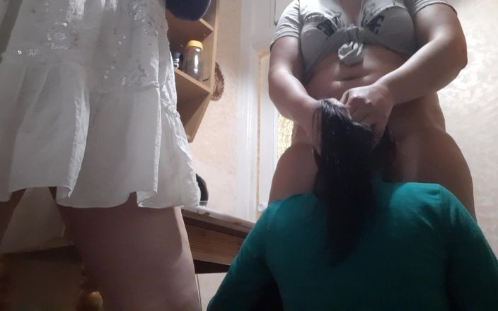 Lesbian-illusion: Ma copine fume et regarde ma chatte lécher une autre...