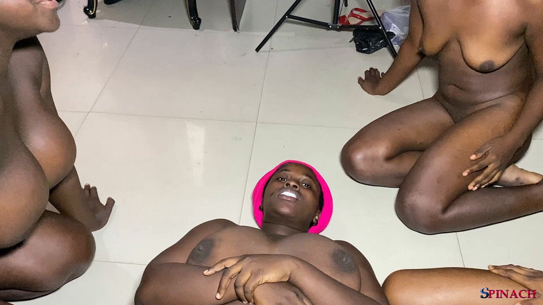 Spinach: 4!!变态的非洲荡妇调教撒尿和吐痰的乐趣