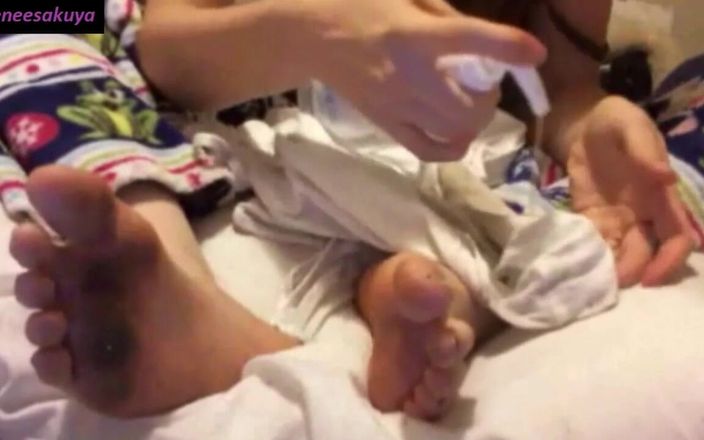 Renee Sakuya: Lavar los pies extremadamente sucios con la mano