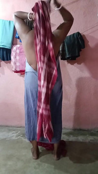 Sari qui tombe après le bain, SFW 2