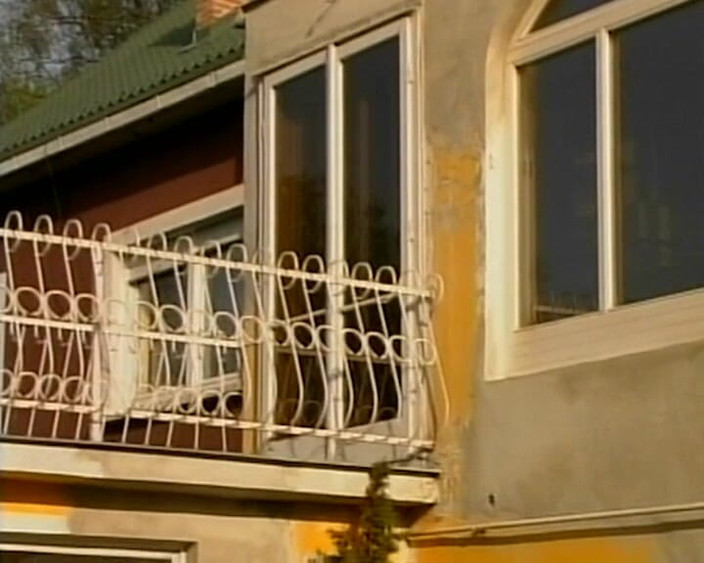 BB Video - Old School: Utomhus trekant FMM med rödhårig hårig fitta och dubbel penetration