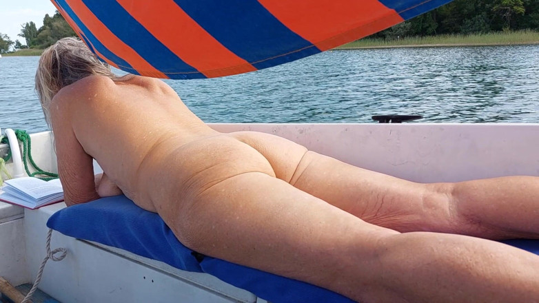 martinawest: ¡mujer Madura Completamente Desnuda En Un Barco De Vela!
