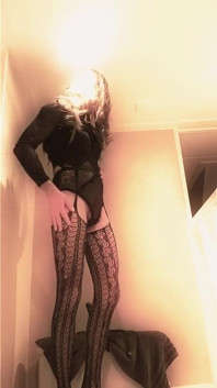 Sissyhusband si diverte e scopa un dildo