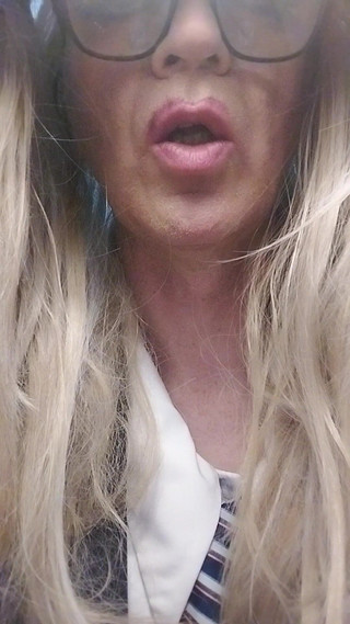 Cindy Belfast: Cindy își adoră uniforma