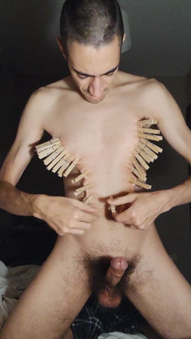 Slave Sparrow: Masturbându-se cu șnururi