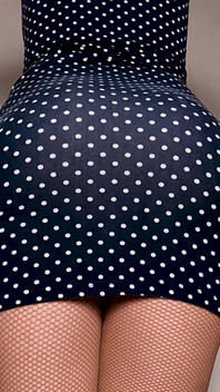 Culona nalgadas en vestido corto ajustado monta un consolador grande y grueso