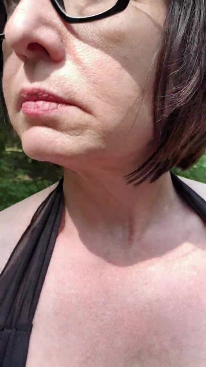 JulieEroticDress: Course nue sur le bord de la route avec Squirt