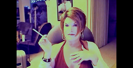 FemmeCheri120: Una gnocca che fuma- adoro questi capelli!