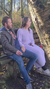 Wyjmuję jego kutasa z spodni i zaczynam szarpać go i całować Następnie go wysadzam!