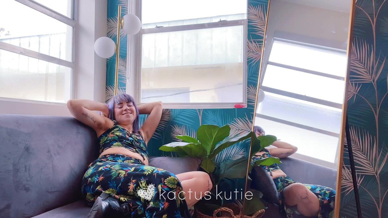 kactus kutie: Konstnärlig tjej med stor röv kommer i spegeln