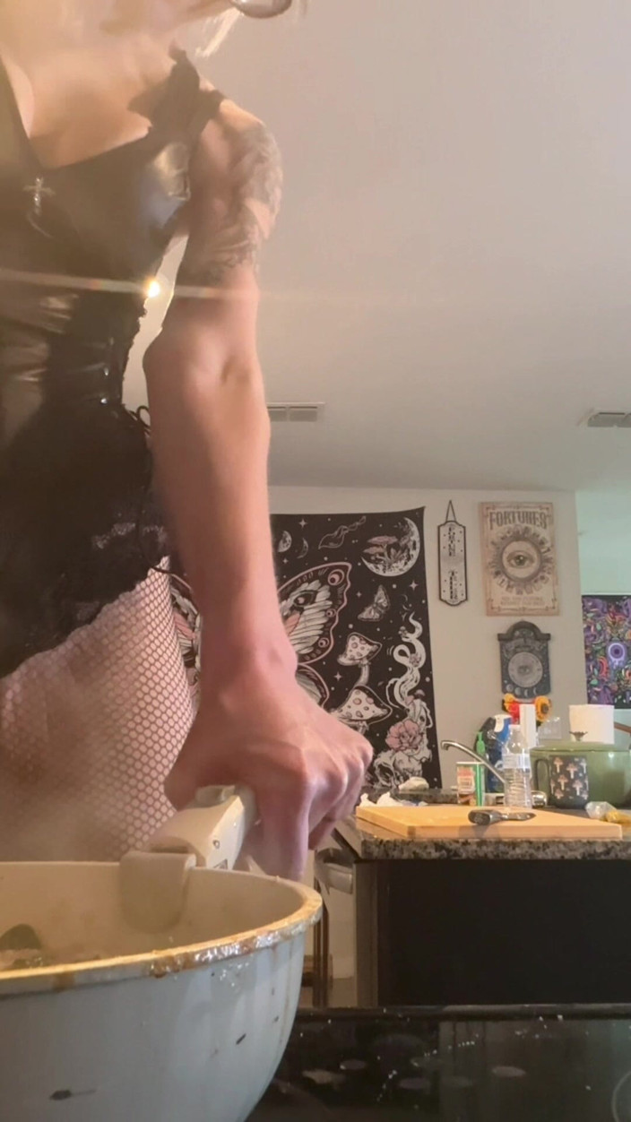 Peppermint Giantess: 73 dev kadın minik mutfakta yemek pişiriyor