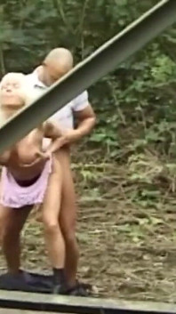 Zralá prsatá být ošukaná velkým ptákem, který se vystříká na prsa