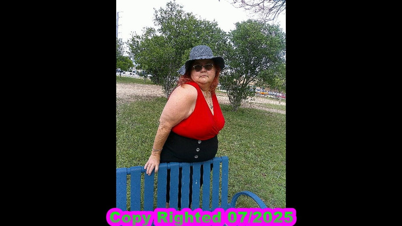 BBW nurse Vicki adventures with friends: Vicki suster seksi ini lagi asik jalan-jalan di taman sambil...