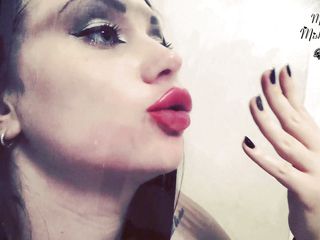 Goddess Misha Goldy: Labios rojos se imprimen sobre vidrio &amp; beso francés