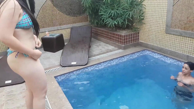 FetishKing: Fetiche subaquático - Controle aéreo e prática na piscina por Jessica...