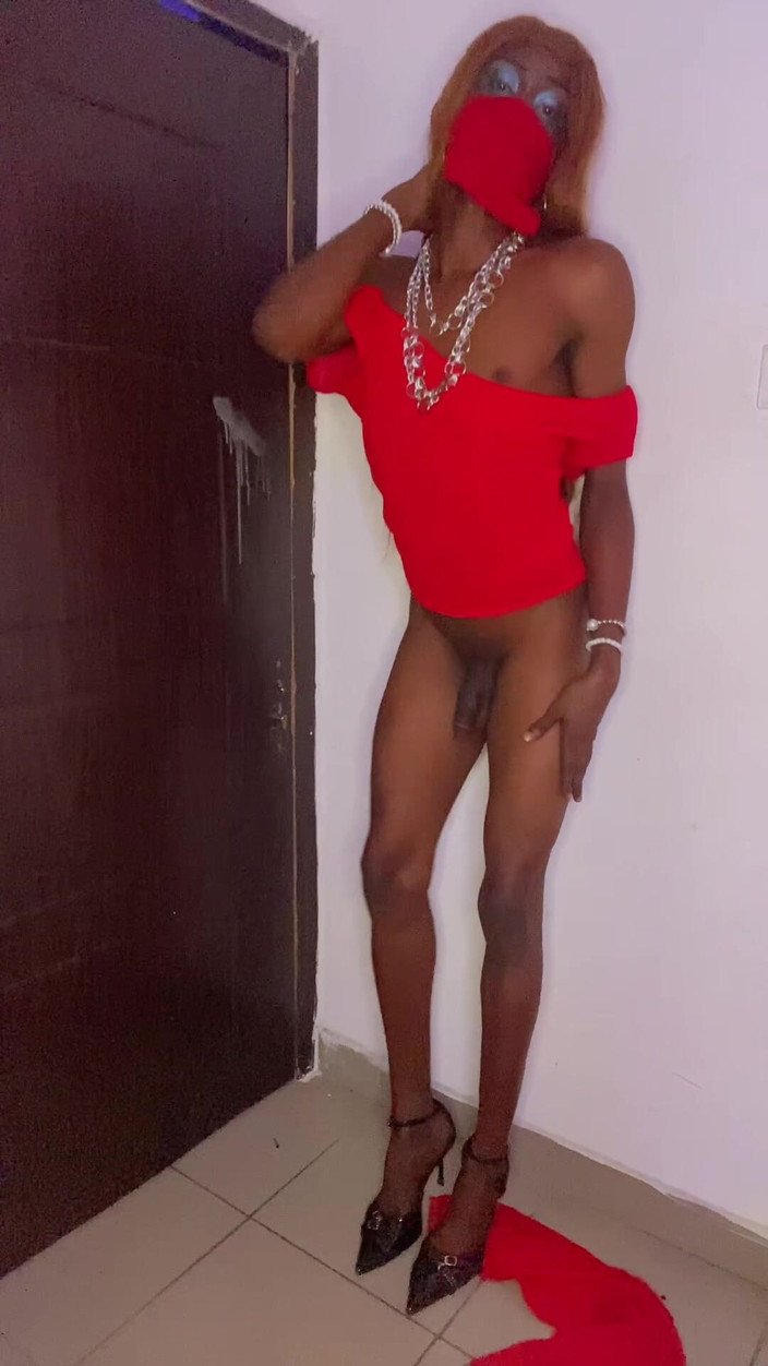 Cilia Hung: Cross dresser s velkým ptákem