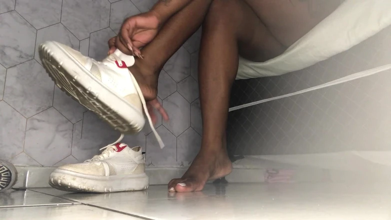 Solo Austria: mörkhyad flicka sneaker fetsh