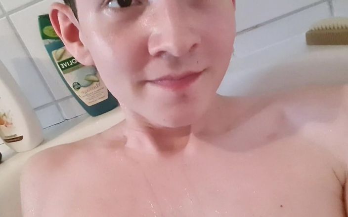 Prettyboi2000x: Maskesiz banyo yapıyor!! Beğensen de istemesen de lütfen bana geri...