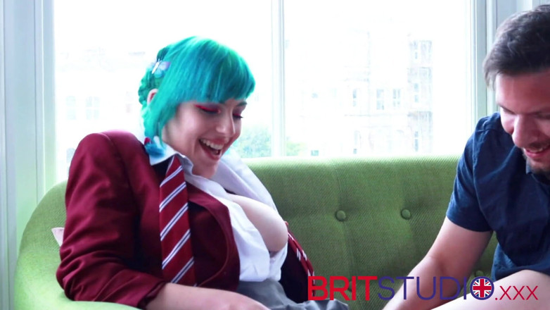 Brit Studio: Gadis 18 tahun rambut biru dengan seragam kampus berujung digodain dan...