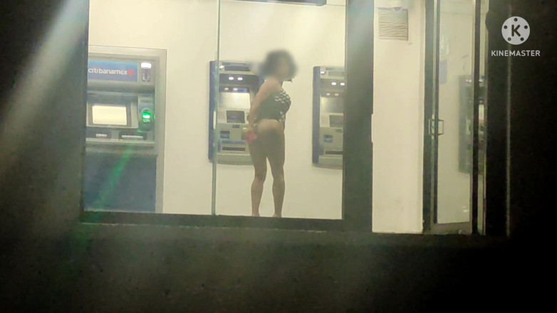 Traviezisha: Sürtük elbiseli kadın kılıklı kadın geceleri halka açık atm'de dildoyla...