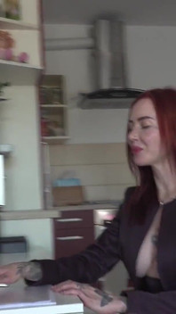 Una secretaria pelirroja con un cuerpo tatuado caliente se lame los pies por su colega