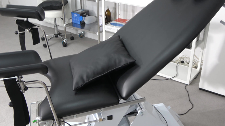 German Amateur Desire - ORRANGE MEDIA: Memek berantakan ini dientot habis-habisan sampai mengerang keenakan