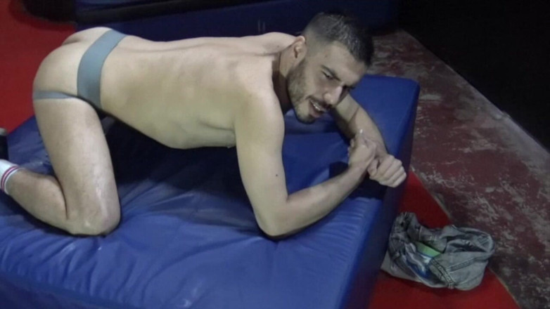 Only Bareback Porn Studio Amator: Penumbuk oleh dua batang besar