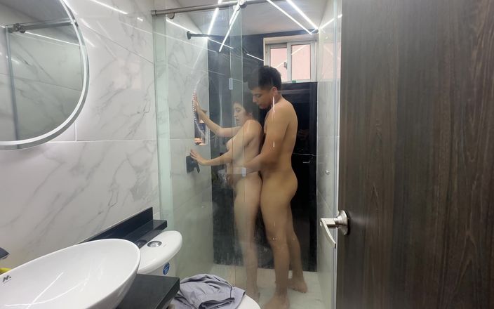 ManuelaAlvarez: Mi hermanastro me ve mientras me ducho y lo invito...