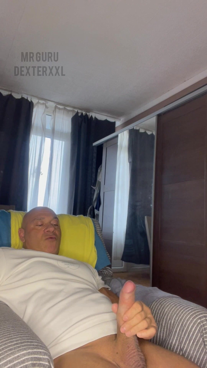 Mr. Guru: 健美运动员手淫大师先生被撸管