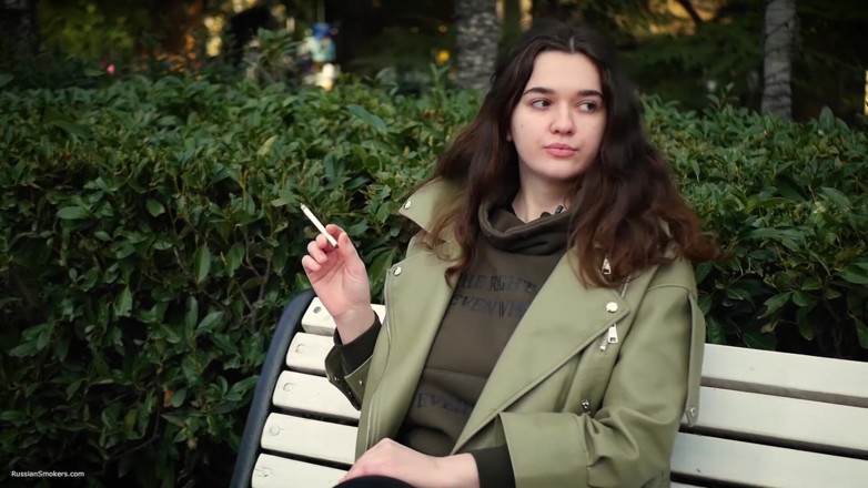 Russian Smokers: Tânăra brunetă face o plimbare fără grabă cu țigara Allwhite 120mm