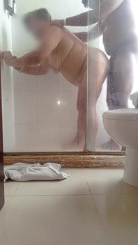 Il baise une belle-mère MILF dans les toilettes de l’hôtel