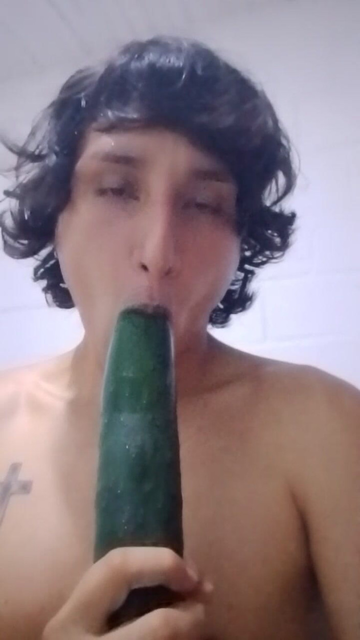 femboyass469: Femboy Engasga Com Um Pepino E Penetra Seu Rico Orifício...