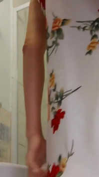 phuhaar chhorti kaamuk baalon vaali choot tang choot men dildo daal rahi hai aur kee charamsukh ka anubhav kar rahi hai ginna