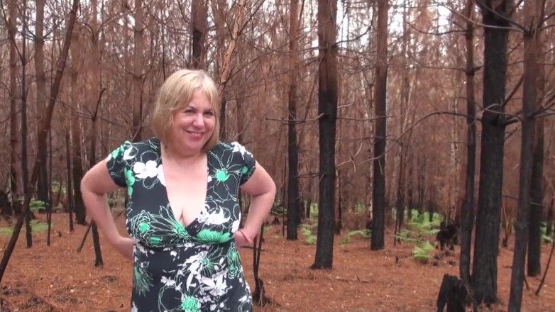 Dirty Doctors Clips: Kencing di luar ruangan di hutan