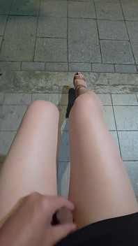 Nữ công sở đi giày cao gót ngoài trời Cumshot
