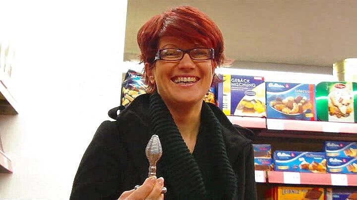Popp Sylvie: Buttplug in the supermarket
