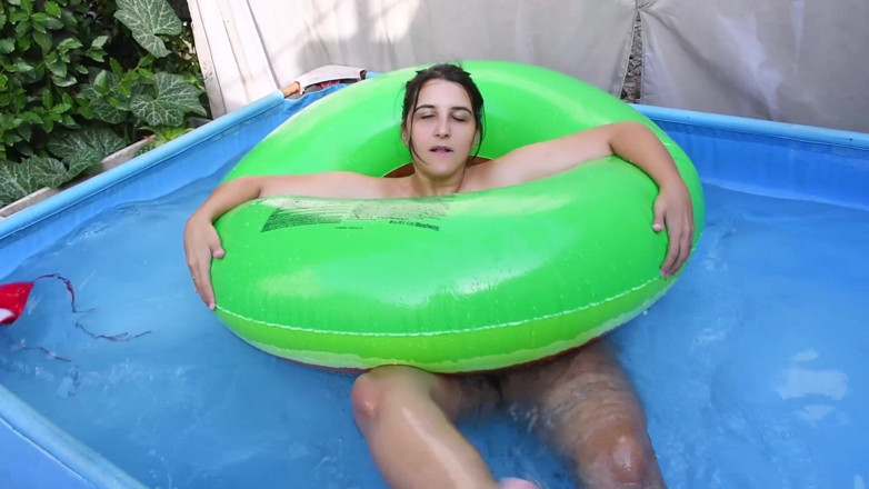 melu_world: Watermeloen zwemmen buiten zwembadrit - Bunny Looner