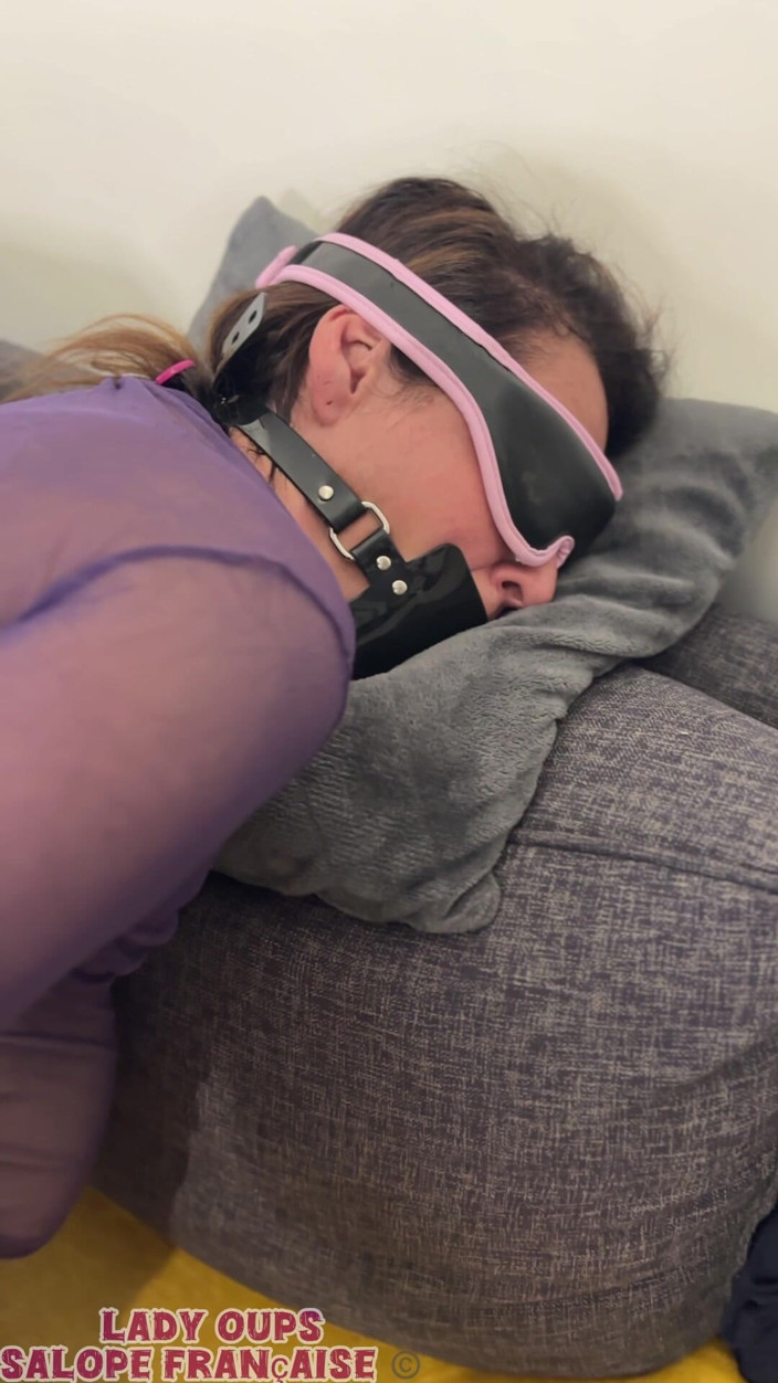 Lady Oups: Moglie Troia Si Allena Con Il Plug Anale