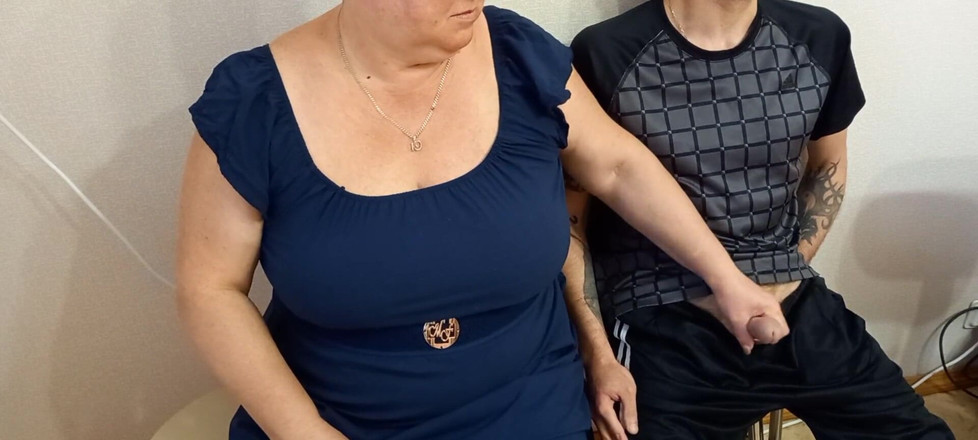 Zona901: Elle me branle la bite et m'aide à finir