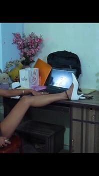 天真的送货员在她的办公室乱搞性感的女孩！Reality
