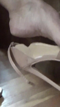 Fã pede salto alto mostrando pés sexy maduros com fantástico trabalho de pé
