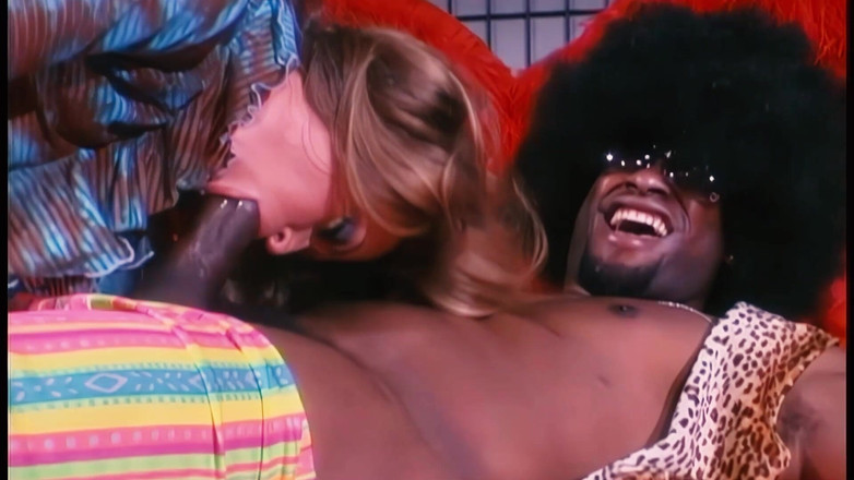 BestPorn85: Tommi Rose má romantický sex na posteli ve tvaru srdce