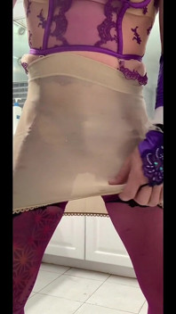 Transsexuală sexy în ciorapi de lenjerie călărind anal un vibrator dublu mare