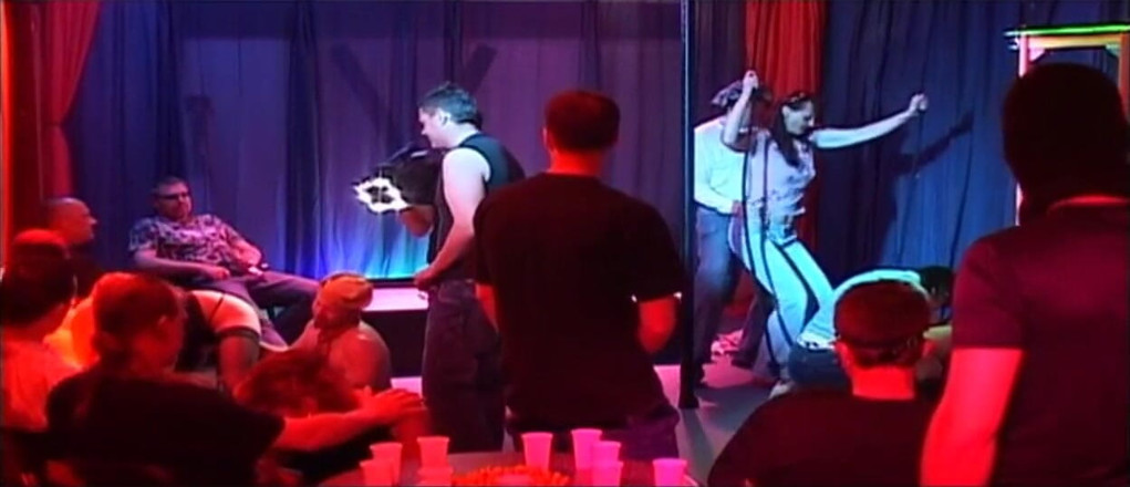 Lucky Cooch: Blonde loszka gangbanged przez napalony tłum w Wild Club Orgia