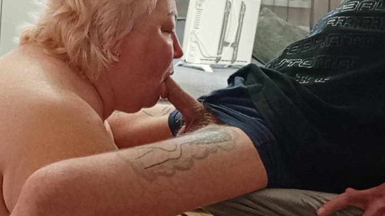 Zona901: Novia hace una mamada profunda y recibe una bocanada de...