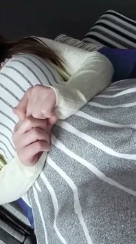 Dezvăluire facială necenzurată - frumusețe blândă palidă cu gemete dulci și sâni săltăreți are parte de o ejaculare înăuntru