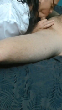 Gros nichons suce une bite
