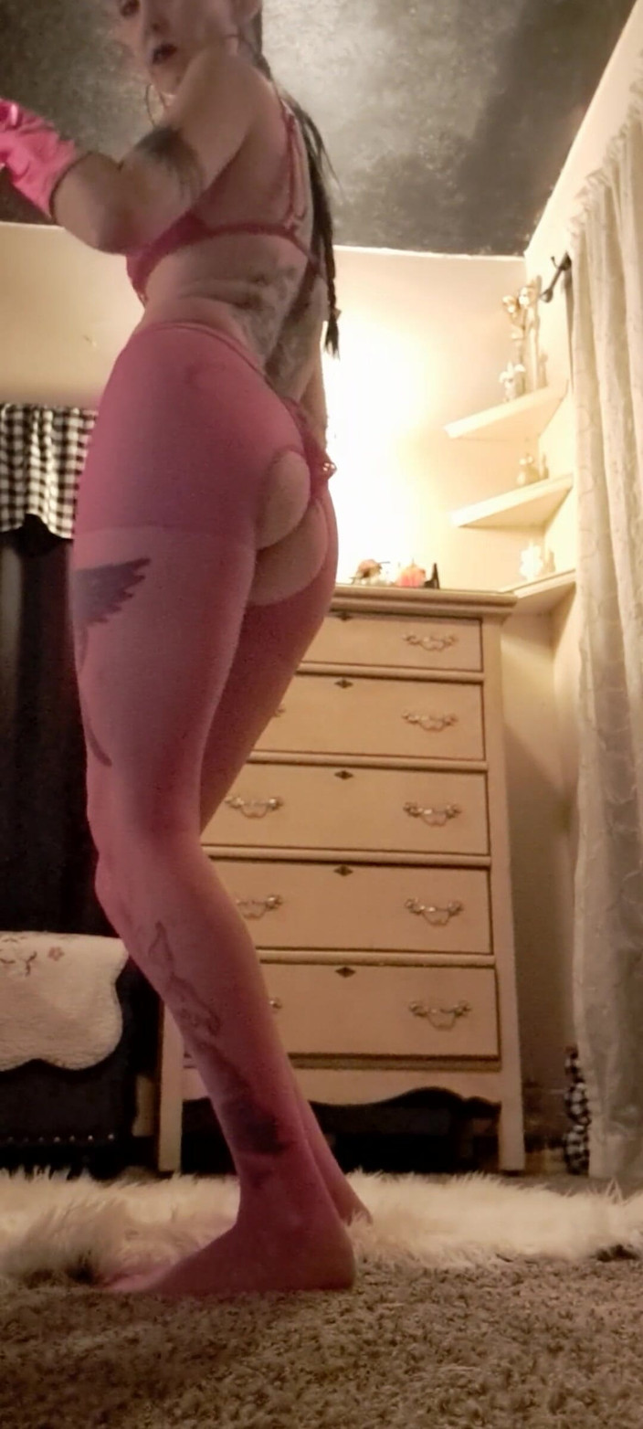 PandoraSG: Kadın kılıklım için yavaş ve şehvetli striptiz