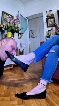 . Nessuna Domanda. Adorazione Delle Scarpe Dominazione Delle Knees.no Domande.