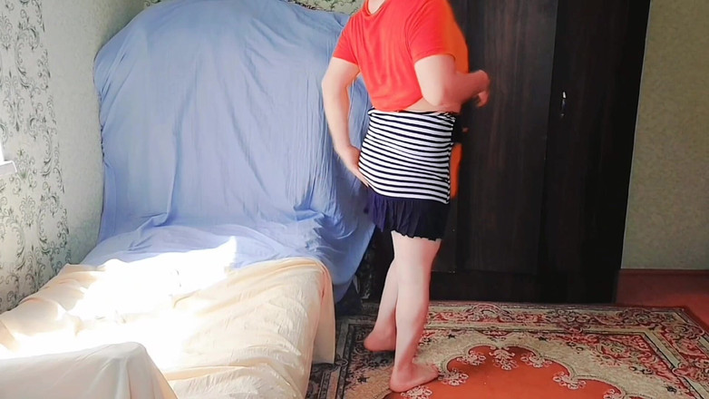 Kitty_Cross: Симпатичный сисси позирует с красочным леденцом и улыбкой